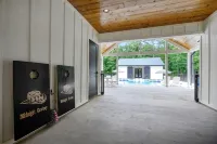 New Pool Cabin/Hot Tub/Arcade/Playset/2 Acres/Ping Pong/Shuffleboard/4 King Beds - Gym