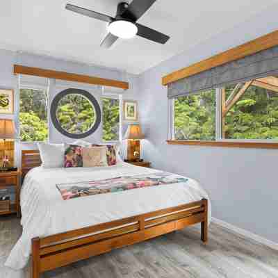 NEW! Volcano Tea House Cottage 2-HotTub-FirePlace Rooms