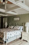 Spacious 5-bedroom house with private boat house/dock. Hot tub with serene views - 4성급