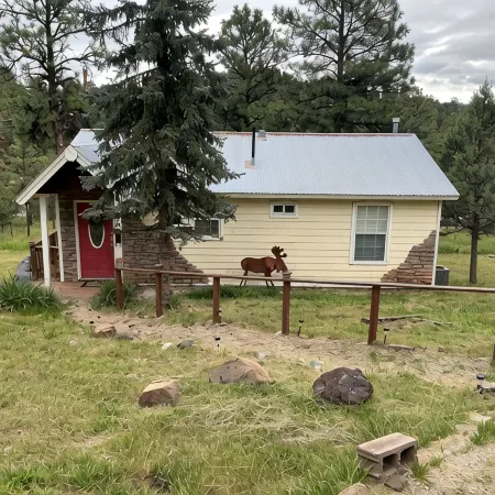 Comy, Cozy Cottage! Hot Tub ! Pets by Approval. Book Now Summer's Filling up!