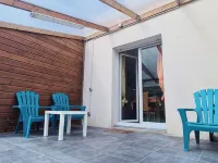 Lovely House with Private Parking/Covered Terrace Close to Beaches and Amenities. Hotels in Douarnenez