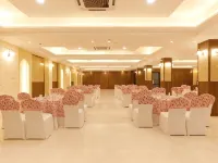 Hotel Dolphin Grand Отели рядом с достопримечательностью «Храм Дурга»
