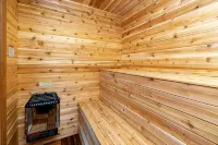 Stunning Sunrise Home | Waterfront |  Sauna | Views | Dogs | Trail Access - บังกะโล