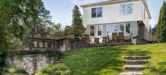 Lakefront Retreat Sleeps 12, Hot Tub, Boats, 1GIG Fibre, Pets, Wilmot Ski Hotels in Kenosha County