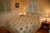 Brower Cottage - Lakefront Secluded Wooded Lot on Hutchins Lake Near Saugatuck - 3-Star
