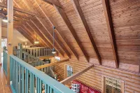 Secluded, Log Cabin Chalet 16+ Custom Outdoor Fire Pit, Air Hockey, 2 Hot Tubs! - Feriehus