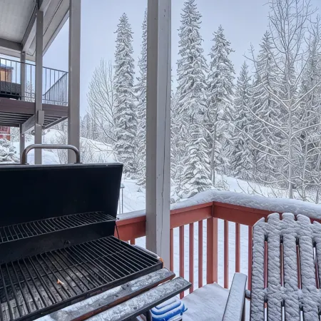 SKI IN/OUT, HOT TUB. 4 Bed 4.5 bath, 3 Kings, sleeps 20! 45 min to Glacier.