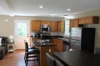 Cozy Home Near Downtown, Shops, and Restaurants. - Wifi