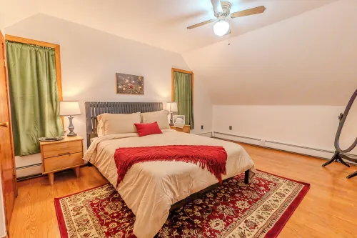 4BDR/2.5BA APT Near Tufts/7 min-Walk to Subway/Free Parking for 2 cars