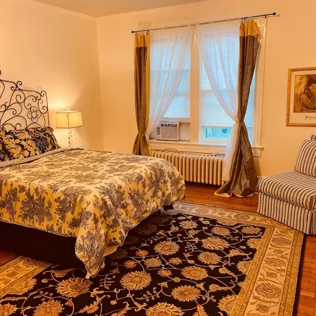 Scarborough Fair walk to downtown two story apt