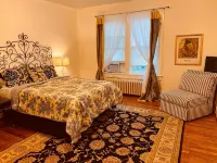 Scarborough Fair walk to downtown two story apt