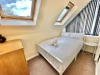 Three Bedroom Detached Home with Parking, Quiet location, Short Drive to Beach! - บังกะโล