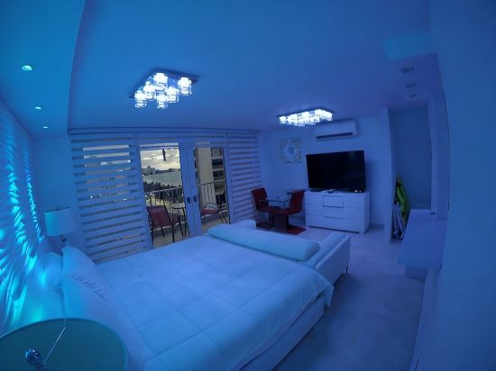 NEW - LUXURIOUS MODERN STUDIO - STEPS TO THE BEACH, RESTAURANTS AND HOTELS