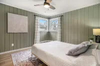 Lakefront 3-bedroom cottage on Sand Point with AC, WiFi, King bed, Firepit