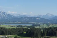 Apartment with mountain-view balcony, lake, garage, sauna, Wi-Fi, ... - โฮมสเตย์