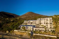 Tranquil and Relaxing Beachfront Condo with Exceptional Views!