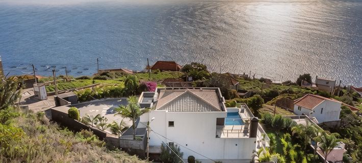 House on the island of flowers between sky and sea. EXCEPTIONAL views 里貝拉布拉瓦酒店