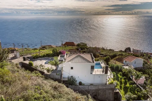 House on the island of flowers between sky and sea. EXCEPTIONAL views - 4-Star