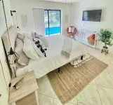 Cheerful 1 bedroom guest suite with pool and yard - Wifi