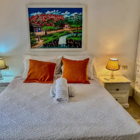 Cozy Apartment with 24/7 pool - 5-10 min walk to Beach, Clubs, activities!