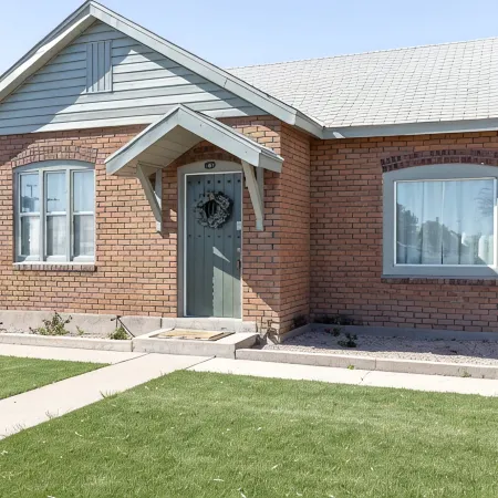 Beautifully Updated Historic Home conveniently located in downtown Mesa!