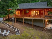 Unique Cabin! Close to Blue Ridge GA and Murphy NC. Hot Tub Has an Amazing View. Hotels in Notla