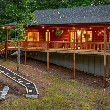 Unique Cabin! Close to Blue Ridge GA and Murphy NC. Hot Tub Has an Amazing View.