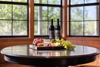 Vino Haus- Entire Cabin with Hot Tub- Guaranteed to See Deer! Quiet! - 샬레 호텔