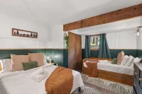 Chalet 1mi to Mount Snow with Cinema and Hot Tub - 4-Star