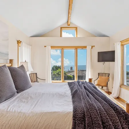 Pelican's Rest, by Vinifera Homes