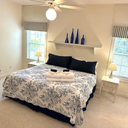 Crabby Nav's Retreat: 3-bedroom house in charming Pawleys Island with WiFi, AC