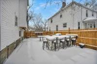 Spacious 5-bedroom house with parking and everything you need in charming Elyria - Wifi