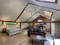 Barn Off the beaten path yet close to everything. - 4-Star