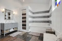 Fabulous Remodel of Historic Bakery with 4 Full Baths - อ่างจากุชชี่