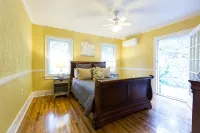 Charming Downtown Home with Wine Nearby. Pet Friendly!! - 방갈로