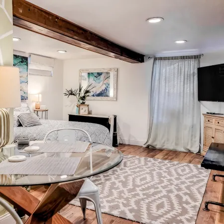 Cozy Apartment Minutes from Downtown