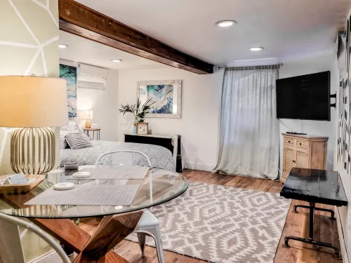 Cozy Apartment Minutes from Downtown - Homestays