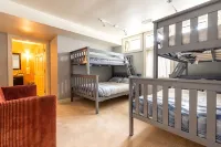 NEW Artistic Modern Cottage/SCREENED Porch/Fire Pit/ Giant Theater/Game RM - balcony