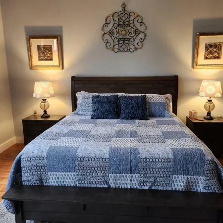 DOWNTOWN 2ND FLOOR LUXURIOUS CONDO 3 BLOCKS OFF BROADWAY IN A QUIET NEIGHBORHOOD
