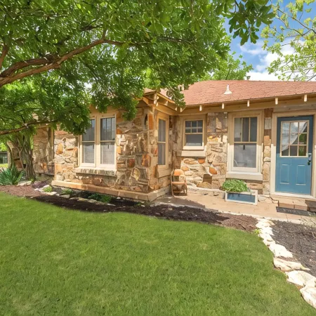 Cornerstone Cottage-Near Downtown-Pet Friendly