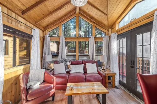 Cabin w/Loft in South Lake Tahoe - 15 Mins from Skiing, Stateline & Emerald Bay - Chalets