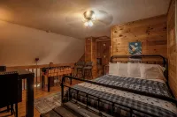 Cozy Pet Friendly Cabin in Townsend w/ TONS of privacy.  Sleeps 8. - Alppimaja