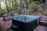 Real Log Cabin + 34 acres + Creek + Barn + Easy Access + Nantahala Forest! - 4-Sterne