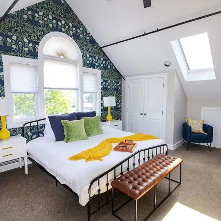 Loft on Main - DWTN, Beach, PVT Deck, Coffee Bar