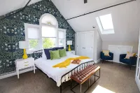 Loft on Main - DWTN, Beach, PVT Deck, Coffee Bar - 4-Star