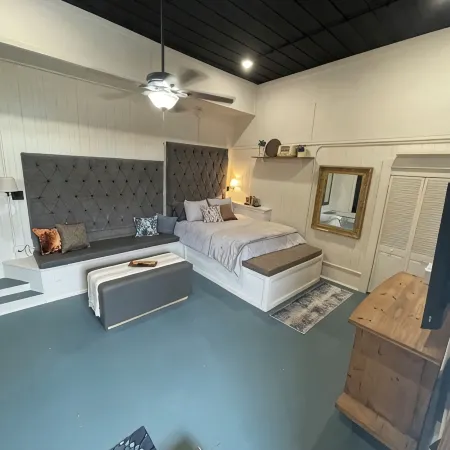 The Nook at Main Street Suites: Cozy studio apt in downtown Van Buren, AR