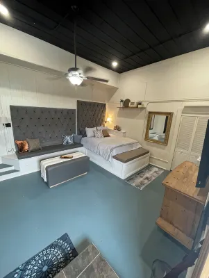 The Nook at Main Street Suites: Cozy studio apt in downtown Van Buren, AR - Wifi