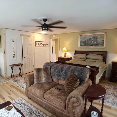 1st Floor Farmhouse Apartment at Osborne Creek!