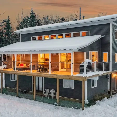 Renovated 4-bedroom House with Outdoor Space & Private Hot Tub