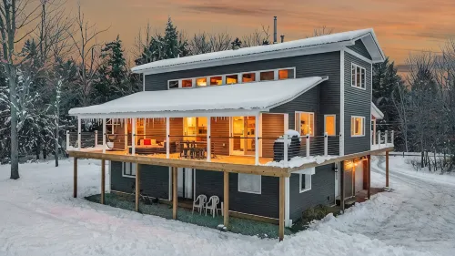 Renovated 4-bedroom House with Outdoor Space & Private Hot Tub - 3-Star